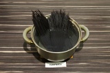 Шаг 5. В кипящей подсоленной воде отварить лапшу из черного риса в течение 10 ми