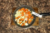Шаг 2. Сковороду разогреть с кусочком сливочного масла и отправить на нее овощи.