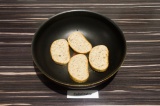 Шаг 1. Ломтики хлеба подсушить на сухой сковороде, либо поджарить в тостере.