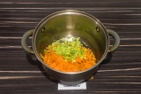 Шаг 4. Пассеровать лук и морковь на масле со специями в течение пяти минут.