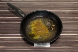 Шаг 1. Масло нагреть на сковороде с половиной всего объема специй в течение мину