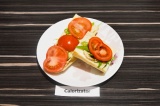 Готовое блюдо: бутерброды с томатами и шампиньонами