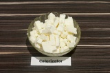Шаг 3. Адыгейский сыр нарезать кубиками.