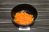 Шаг 4. Пассеровать морковь 3 минуты.