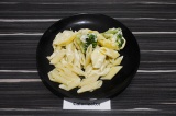 Готовое блюдо: макароны с брокколи под сырным соусом