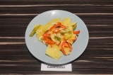 Готовое блюдо: картофель запеченный с овощами