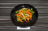 Готовое блюдо: пикантный салат с морковкой по-корейски