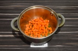 Шаг 2. Пассеровать морковь на масле со специями 3 минуты.