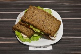 Готовое блюдо: сэндвич с шампиньонами и красной икрой