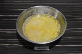 Шаг 2. Промыть картофель под холодной водой, чтобы вода стала прозрачной.