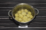 Шаг 1. Отварить картофель в подсоленной воде.