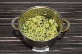 Шаг 5. Картофель размять вилкой в пюре, добавить зеленый лук, перемешать.