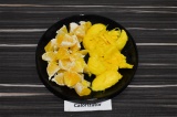 Шаг 1. Из манго вырезать мякоть, апельсин очистить и нарезать, удалить все косто