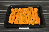 Шаг 2. Выложить морковь на противень вместе с маринадом.