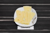 Шаг 1. Сыр нарезать тонкими пластинами.