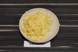 Шаг 2. Сыр натереть на терке, зелень мелко порубить.
