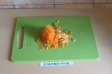 Шаг 5. Натереть морковь и чеснок на терке.