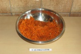Шаг 7. Залить морковь жидкостью и тщательно помять.