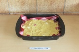 Шаг 6. Выложить тесто и разровнять поверх яблок.