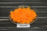 Шаг 4. Морковь натереть на терке.