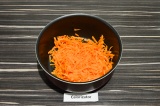 Шаг 6. Пассеровать морковь 5 минут.