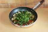 Шаг 6. Добавить зелень и протертые томаты к перцу и потушить минут 7.
