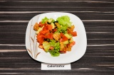 Готовое блюдо: овощной салат с соевым мясом