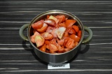 Шаг 2. Выложить помидоры в кастрюлю, подсолить, варить на среднем огне 1 час.