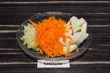 Шаг 2. Нарезать адыгейский сыр, лук, а морковь натереть на терке.