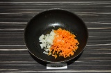 Шаг 5. Пассеровать лук и морковь 3 минуты.