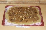 Шаг 8. Намазать финиковую начинку на тесто, присыпать тесто грецким орехом.