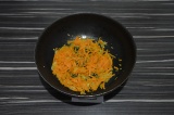 Шаг 3. Пассеровать лук и морковь в течение пяти минут.