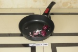 Шаг 4. Обжарить лук на сухой сковороде до мягкости (можно добавить воды).