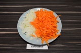 Шаг 1. Лук нарезать, морковь натереть на терке.