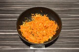 Шаг 3. Пассеровать лук и морковь примерно 5 минут.