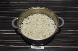 Шаг 5. В кастрюлю влить кипяток, выложить картошку и капусту, подсолить и варить