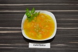 Готовое блюдо: суп-лапша с зеленым горошком
