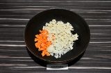Шаг 4. Выложить в сковороду тофу, лук и морковь, пассеровать 5 минут.