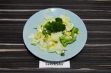 Готовое блюдо: салат с брокколи и зерненым творогом