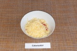 Шаг 6. Сыр натереть на терке, добавить к помидорам.