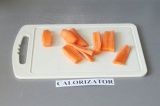 Шаг 1. Морковь нарезать дольками.