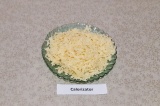 Шаг 2. Сыр натереть на крупной терке.