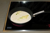 Шаг 9. На сковороде вылить молоко, воду и добавить лук с морковкой. Потушить 5 м