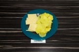 Шаг 1. Сыр и картофель нарезать тонкими ломтиками.