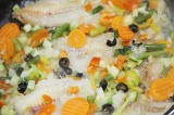 Шаг 5. К рыбе добавить размороженную овощную смесь.