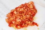 Шаг 1. Для соуса измельчить томаты и болгарский перец.