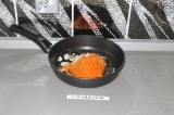 Шаг 4. Морковь и лук припустить на сковороде.