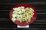 Шаг 3. Адыгейский сыр и батон нарезать кубиками.