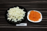 Шаг 1. Сыр и морковь натереть на терке.