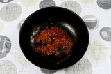 Шаг 5. В сковороде нагреть масло с двумя видами пасты карри.